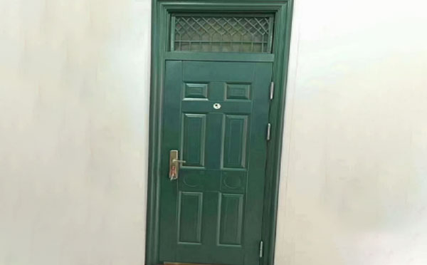 达日学校教室门