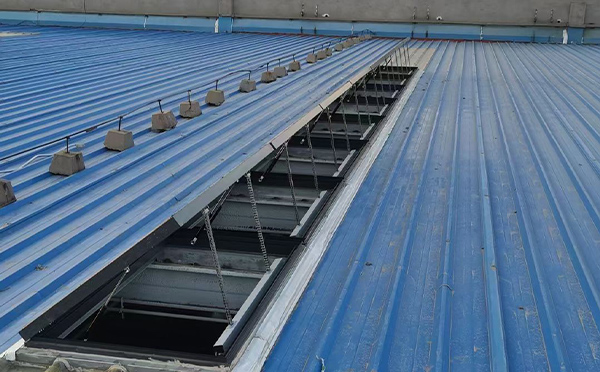 某城市大型商业综合体中庭达日排烟窗工程